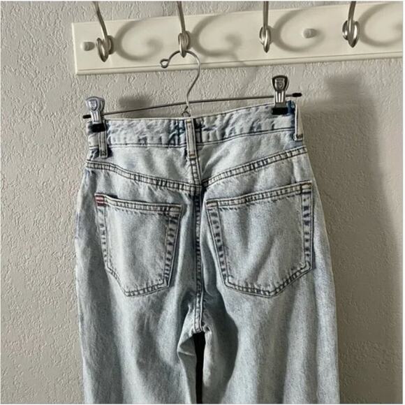 Urban Outfitters High Rise Mom Jeans in Light Bleach Wash - Picture 5 of 6